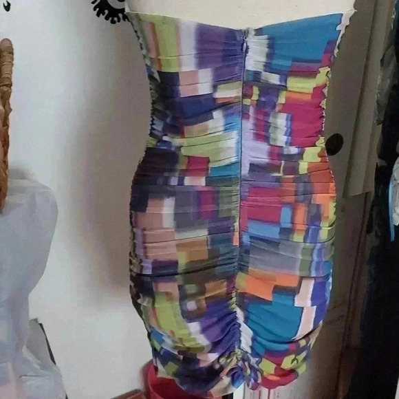 Beautiful dress with geometric design - Picture 2 of 7